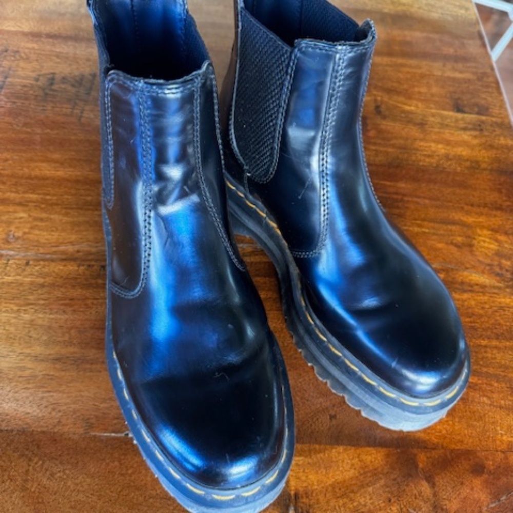 2976 Smooth Leather Platform Chelsea Boots in Black